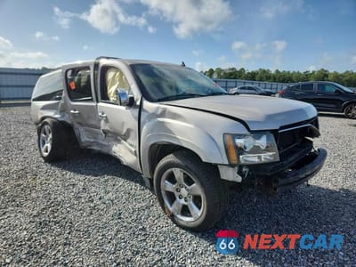Czwarte zdjęcie samochodu z boku: 2007 CHEVROLET SUBURBAN C1500 VIN:3GNFC16J87G230566 - miniatura
