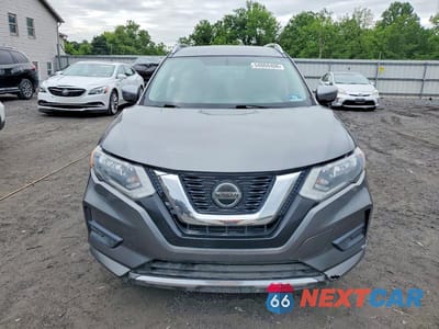 Piąte zdjęcie samochodu w środku: 2018 NISSAN ROGUE SV VIN:KNMAT2MT7JP536321 - miniatura