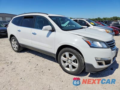 Czwarte zdjęcie samochodu z boku: 2017 CHEVROLET TRAVERSE LT VIN:1GNKRGKD8HJ130645 - miniatura