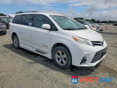 Czwarte zdjęcie samochodu z boku: 2019 TOYOTA SIENNA LE VIN:5TDKZ3DC2KS013160 - miniatura