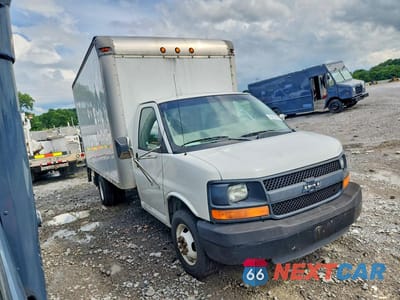 Czwarte zdjęcie samochodu z boku: 2005 CHEVROLET EXPRESS BOX TRUCK VIN:1GBHG31U051189028 - miniatura