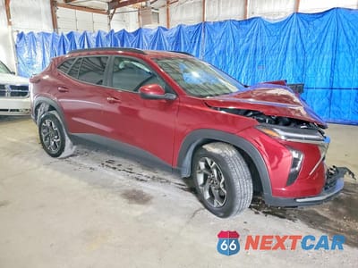 Czwarte zdjęcie samochodu z boku: 2025 CHEVROLET TRAX 1LT VIN:KL77LHEP0SC233482 - miniatura