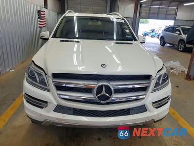 Piąte zdjęcie samochodu w środku: 2016 MERCEDES-BENZ GL 450 4MATIC VIN:4JGDF6EE8GA640223 - miniatura