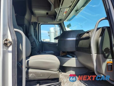 Piąte zdjęcie samochodu w środku: 2020 VOLVO VNL SEMI TRUCK VIN:4V4NC9EH0LN228043 - miniatura