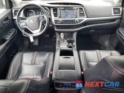 Zdjęcie 8 z 12 samochodu: 2019 TOYOTA HIGHLANDER SE VIN:5TDJZRFH7KS606469 - miniatura