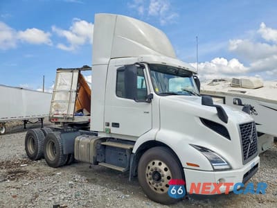 2021 VOLVO VNR SEMI TRUCK 4V4WC9EH8MN277125 - główne zdjęcie licytacji z USA - miniatura