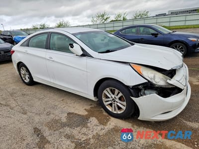 Czwarte zdjęcie samochodu z boku: 2013 HYUNDAI SONATA VIN:5NPEB4AC3DH681232 - miniatura