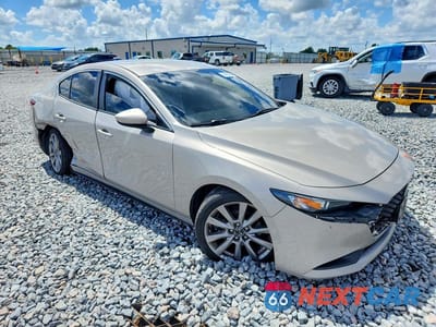 Czwarte zdjęcie samochodu z boku: 2022 MAZDA 3 SELECT VIN:3MZBPABL2NM311593 - miniatura