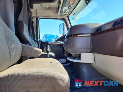Piąte zdjęcie samochodu w środku: 2014 VOLVO VNL SEMI TRUCK VIN:4V4NC9EH2EN170696 - miniatura