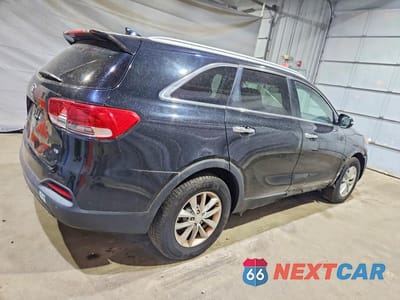Trzecie zdjęcie samochodu z tyłu: 2016 KIA SORENTO LX V6 VIN:5XYPGDA5XGG084392 - miniatura