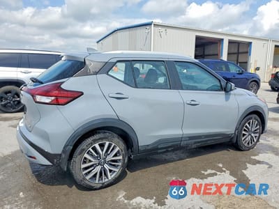 Trzecie zdjęcie samochodu z tyłu: 2023 NISSAN KICKS SV VIN:3N1CP5CV8PL497098 - miniatura
