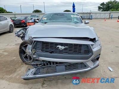 Piąte zdjęcie samochodu w środku: 2025 FORD MUSTANG VIN:1FA6P8TH0S5118003 - miniatura