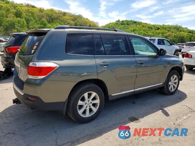 Trzecie zdjęcie samochodu z tyłu: 2012 TOYOTA HIGHLANDER SE VIN:5TDBK3EH7CS117224 - miniatura