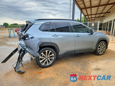 Trzecie zdjęcie samochodu z tyłu: 2023 TOYOTA COROLLA CROSS XLE VIN:7MUDAABG9PV050049 - miniatura