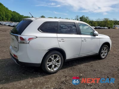 Trzecie zdjęcie samochodu z tyłu: 2015 MITSUBISHI OUTLANDER SE VIN:JA4AZ3A3XFZ000901 - miniatura