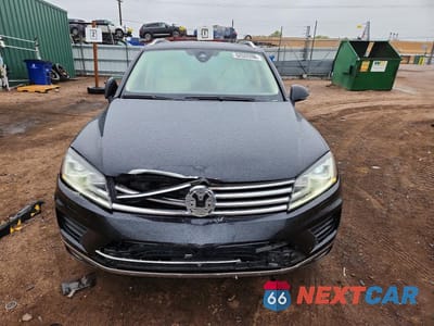 Piąte zdjęcie samochodu w środku: 2017 VOLKSWAGEN TOUAREG EXECUTIVE VIN:WVGGF7BP5HD004982 - miniatura