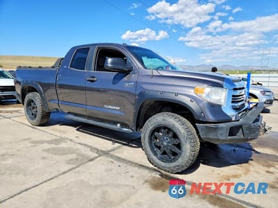 Czwarte zdjęcie samochodu z boku: 2017 TOYOTA TUNDRA SR5 VIN:5TFUW5F1XHX641320 - miniatura