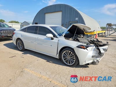 Czwarte zdjęcie samochodu z boku: 2021 TOYOTA AVALON LIMITED VIN:4T1DZ1FB1MU061776 - miniatura