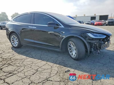 Czwarte zdjęcie samochodu z boku: 2020 TESLA MODEL X VIN:5YJXCDE29LF303789 - miniatura