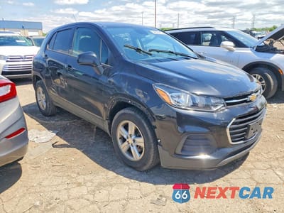 Czwarte zdjęcie samochodu z boku: 2019 CHEVROLET TRAX LS VIN:3GNCJKSB5KL195496 - miniatura