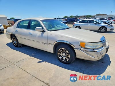 Czwarte zdjęcie samochodu z boku: 2000 LINCOLN TOWN CAR CARTIER VIN:1LNHM83W6YY877221 - miniatura