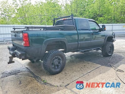 Trzecie zdjęcie samochodu z tyłu: 2004 CHEVROLET SILVERADO K2500 HEAVY DUTY VIN:1GCHK29284E306644 - miniatura