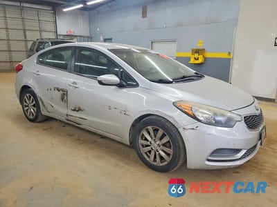 Czwarte zdjęcie samochodu z boku: 2015 KIA FORTE LX VIN:KNAFX4A68F5396090 - miniatura