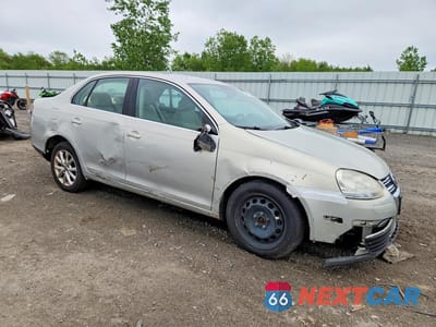 Czwarte zdjęcie samochodu z boku: 2010 VOLKSWAGEN JETTA SE VIN:3VWRZ7AJ0AM033766 - miniatura