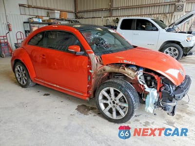 Czwarte zdjęcie samochodu z boku: 2016 VOLKSWAGEN BEETLE SE VIN:3VWJ17AT1GM624784 - miniatura