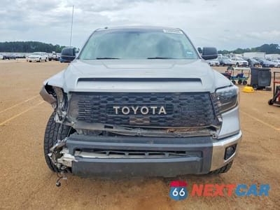 Piąte zdjęcie samochodu w środku: 2017 TOYOTA TUNDRA CREWMAX SR5 VIN:5TFEW5F10HX218945 - miniatura