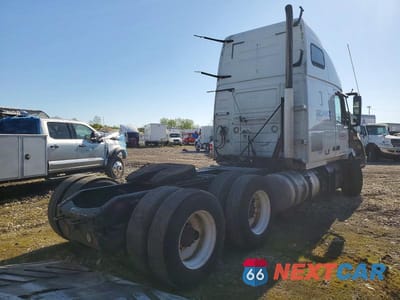 Czwarte zdjęcie samochodu z boku: 2018 VOLVO VNL SEMI TRUCK VIN:4V4NC9EH4JN996038 - miniatura