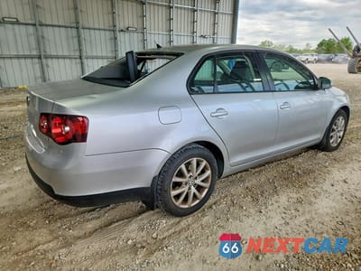 Trzecie zdjęcie samochodu z tyłu: 2010 VOLKSWAGEN JETTA SE VIN:3VWRX7AJ9AM164541 - miniatura