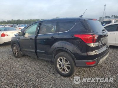 Trzecie zdjęcie samochodu z tyłu: 2019 FORD ESCAPE SE VIN:1FMCU0GDXKUA11900 - miniatura