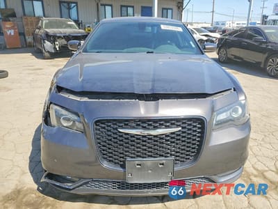Piąte zdjęcie samochodu w środku: 2017 CHRYSLER 300 S VIN:2C3CCABG9HH585774 - miniatura