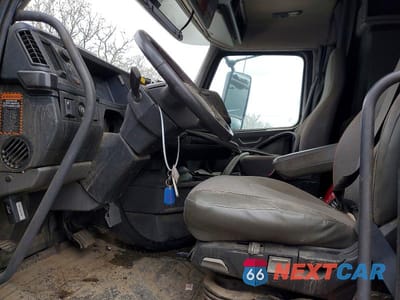 Piąte zdjęcie samochodu w środku: 2020 VOLVO VNR - SEMI TRUCK VIN:4V4WC9EH9LN233973 - miniatura
