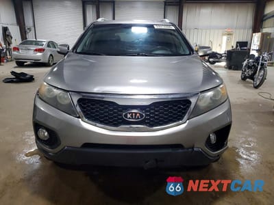 Piąte zdjęcie samochodu w środku: 2011 KIA SORENTO EX VIN:5XYKUDA28BG059038 - miniatura