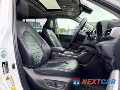 Piąte zdjęcie samochodu w środku: 2023 TOYOTA HIGHLANDER XLE VIN:5TDKDRBH6PS515550 - miniatura