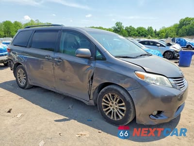 Czwarte zdjęcie samochodu z boku: 2017 TOYOTA SIENNA XLE 8-PASSENGER VIN:5TDYZ3DC1HS820238 - miniatura