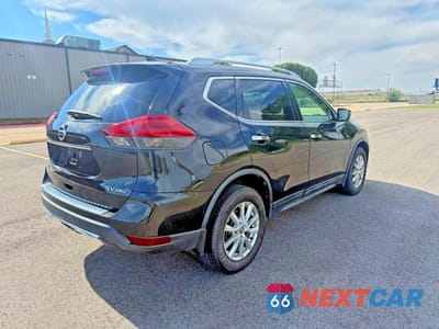 Czwarte zdjęcie samochodu z boku: 2017 NISSAN ROGUE SV VIN:5N1AT2MV8HC817543 - miniatura