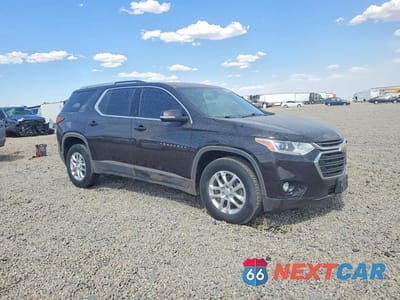 Czwarte zdjęcie samochodu z boku: 2018 CHEVROLET TRAVERSE LT VIN:1GNERGKW9JJ215482 - miniatura