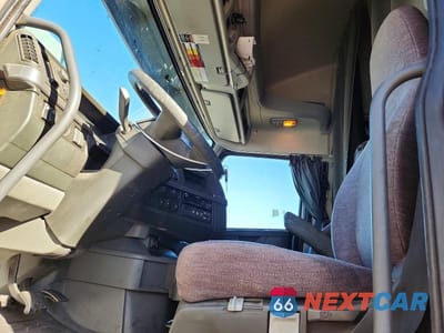 Piąte zdjęcie samochodu w środku: 2020 VOLVO VNL SEMI TRUCK VIN:4V4NC9EH6LN204961 - miniatura