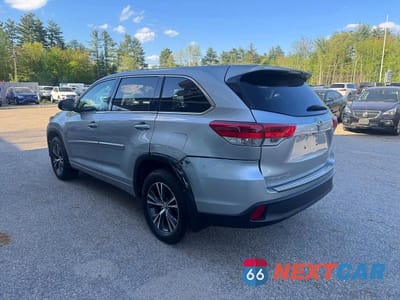 Trzecie zdjęcie samochodu z tyłu: 2018 TOYOTA HIGHLANDER LE VIN:5TDBZRFH9JS843564 - miniatura