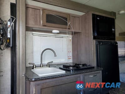 Piąte zdjęcie samochodu w środku: 2017 WINNEBAGO M-170S CAMPER VIN:54CTW1H29H3032009 - miniatura