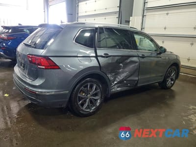 Trzecie zdjęcie samochodu z tyłu: 2022 VOLKSWAGEN TIGUAN SE VIN:3VV2B7AX2NM165982 - miniatura