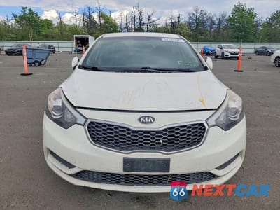 Piąte zdjęcie samochodu w środku: 2016 KIA FORTE LX VIN:KNAFK4A62G5617909 - miniatura