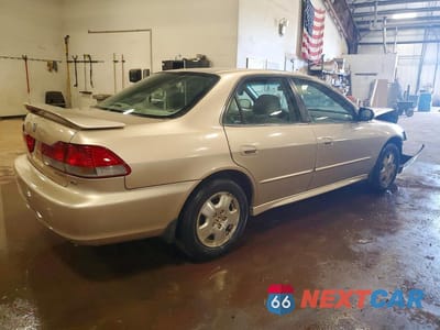 Trzecie zdjęcie samochodu z tyłu: 2002 HONDA ACCORD EX VIN:1HGCG165X2A048427 - miniatura