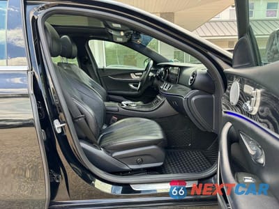 Piąte zdjęcie samochodu w środku: 2018 MERCEDES-BENZ E 300 4MATIC VIN:WDDZF4KB8JA356550 - miniatura