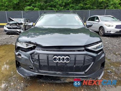 Piąte zdjęcie samochodu w środku: 2021 AUDI E-TRON PREMIUM VIN:WA1AAAGE5MB010701 - miniatura