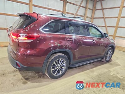 Trzecie zdjęcie samochodu z tyłu: 2019 TOYOTA HIGHLANDER XLE VIN:5TDJZRFH3KS719514 - miniatura