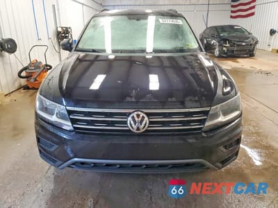 Piąte zdjęcie samochodu w środku: 2018 VOLKSWAGEN TIGUAN SE VIN:3VV2B7AX8JM145004 - miniatura